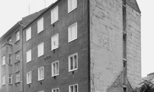 C331  Mietshaus mit Geschäften