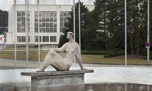 D135 Socha Sedící ženy