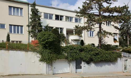 C144 Eigenes Haus von Mojmír Kyselka