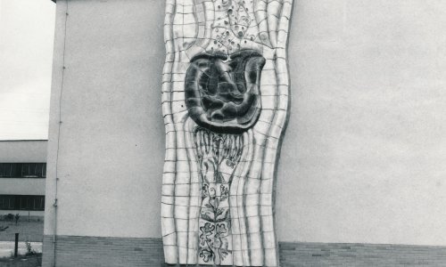 D022 Glasiertes Keramikrelief Hände und Blüte