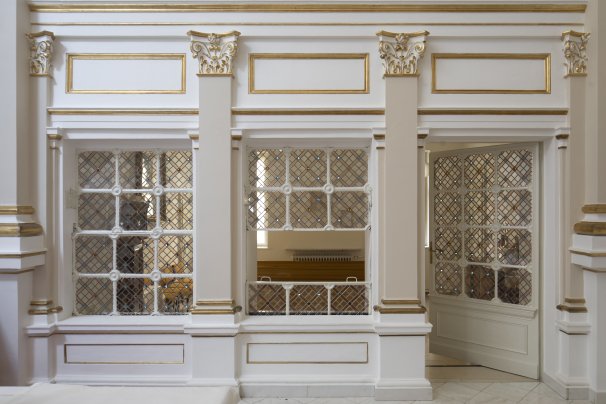 Vitrážová okna v oltářní části kostela sv. Rodiny. Foto: Tomáš Souček